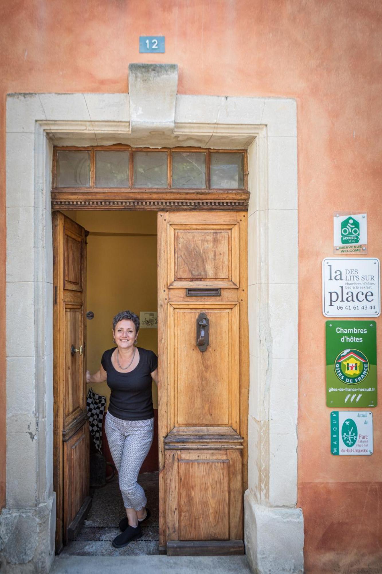 Des Lits Sur La Place Hérépian Zewnętrze zdjęcie
